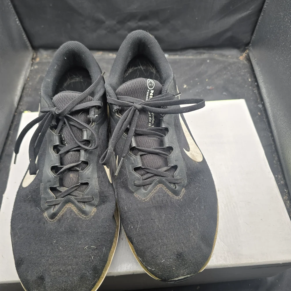 A0371 Nike Black and White Athletic Sneakers‎